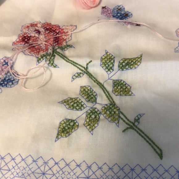 VTG PLAID BUCILLA ROSE & LACE 20”x30”STAMPED CROSS STITCH PILLOWCASES - Picture 9 of 9